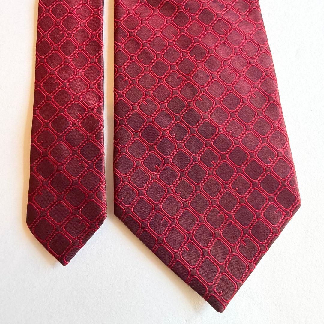 GUCCI グッチ　バーガンディー　幾何学模様 四角模様　総柄　ネクタイ 光沢感